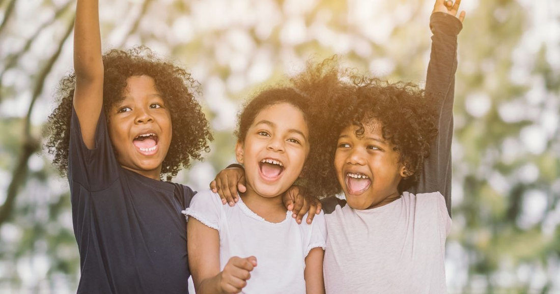 Ingredientes que as mães devem evitar em cremes de pentear para crianças