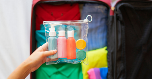 Como montar uma nécessaire de cuidados capilares infantil segura para viagens